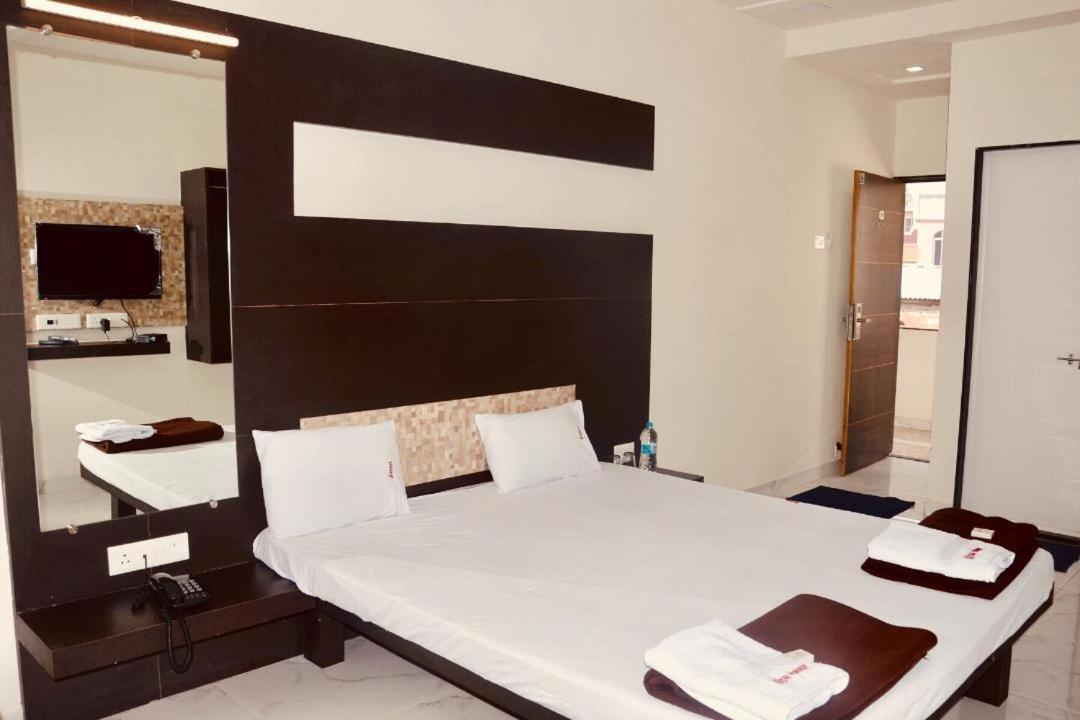 Kurandvad Hotel Mangalam מראה חיצוני תמונה
