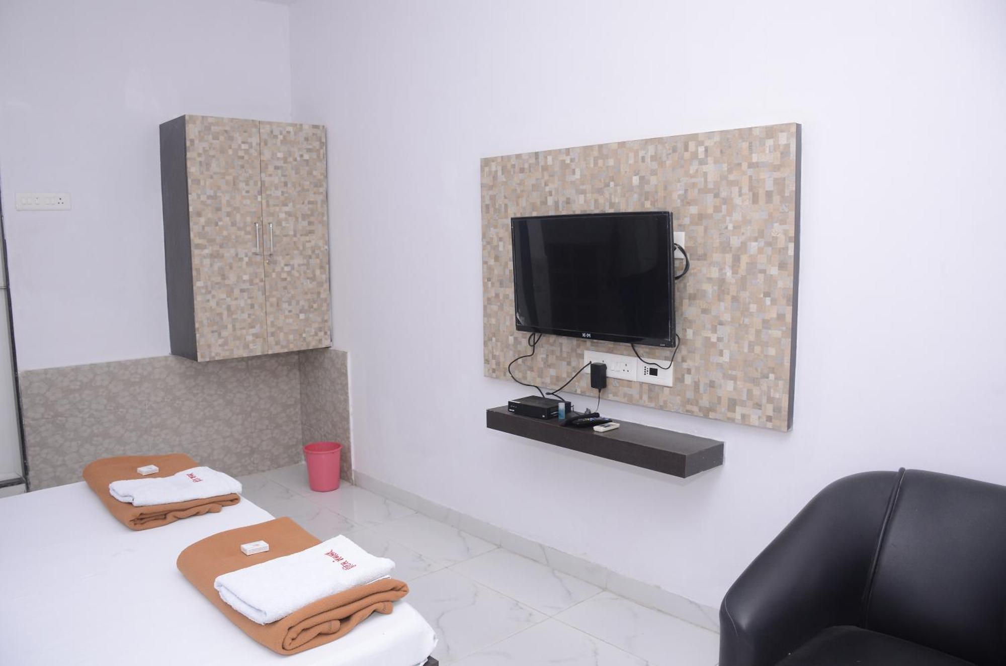 Kurandvad Hotel Mangalam מראה חיצוני תמונה
